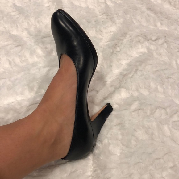 Salvatore Ferragamo EXCELLENT condition navy pumps - Picture 7 of 8